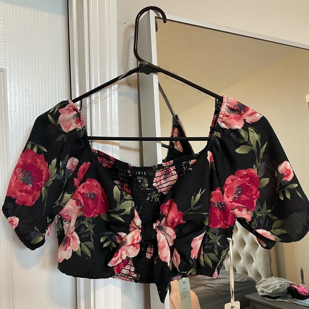 Flower print crop top with front knotted detail